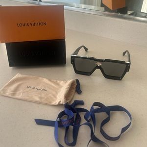 Louis Vuitton Cyclone Z1578E